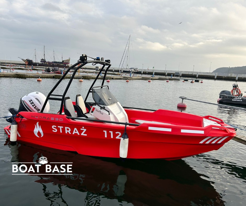 Specjalistyczna łódź polietylenowa Hydra 530 dla jednostek straży pożarnej.